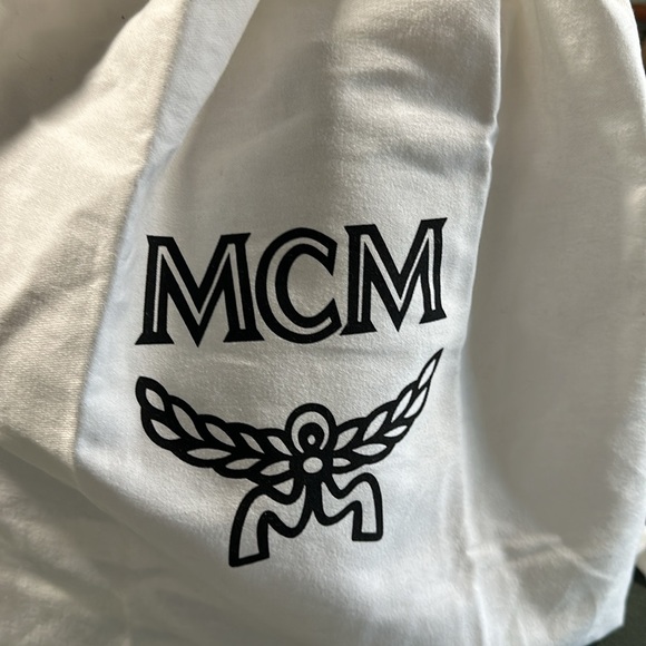 MCM AUTHENTIC 🦓ZEBRA🦓 BUCKET BAG with MATCHING WRISTLET BRAND NEW - Picture 4 of 12